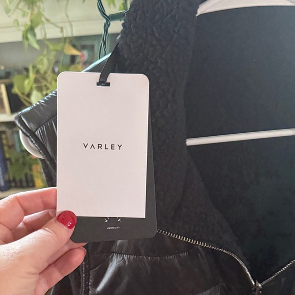 Varley reversible elios Black Puffer Vest - Picture 4 of 6